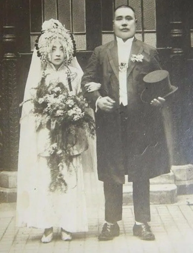 1900年，八国联军侵入京城。名妓赛金花不幸落入德军手里，险些被玷污，正在关键时