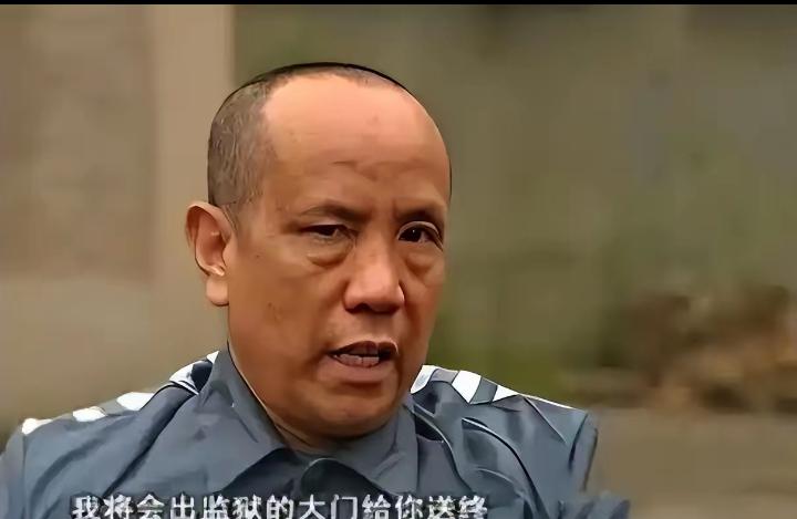 1988年，罪犯王金全趁狱警转身的空隙，一头钻进监区厕所的大便槽。从粪便槽内一寸