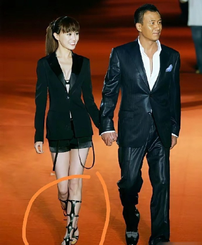 非常想知道唐嫣这鞋是怎么穿上去的？真的不磨脚吗？