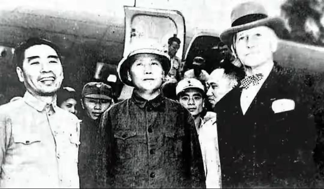 重庆谈判时，蒋介石看毛主席照片，皱着眉问：他衣服故意做旧了么一九四五年八月二