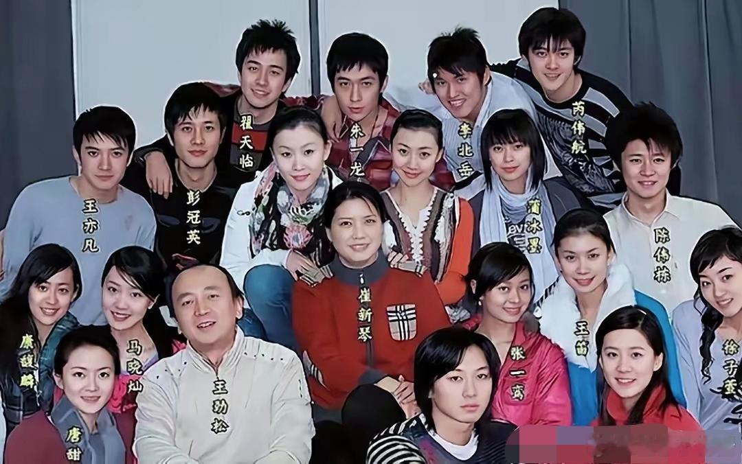 看学生时代的照片，朱一龙那时候是真青涩啊，跟现在比差别还挺大，不仔细瞅都快认不出