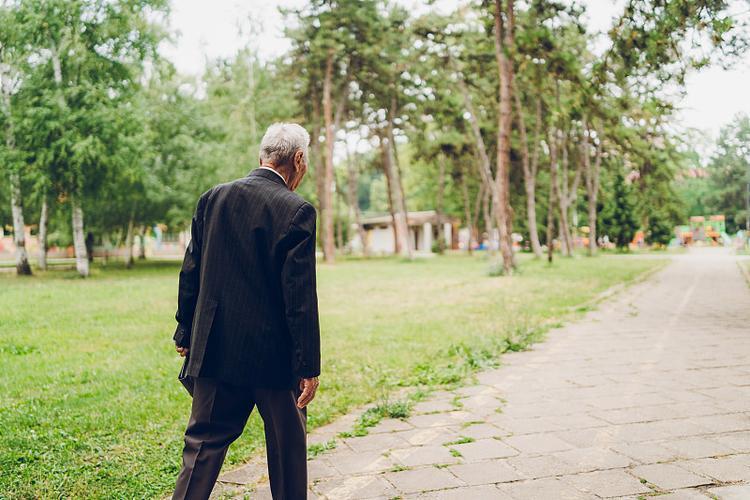 散步半个小时错了？医生提醒：过了60岁，散步要尽量做到这4点很多人认为，到了