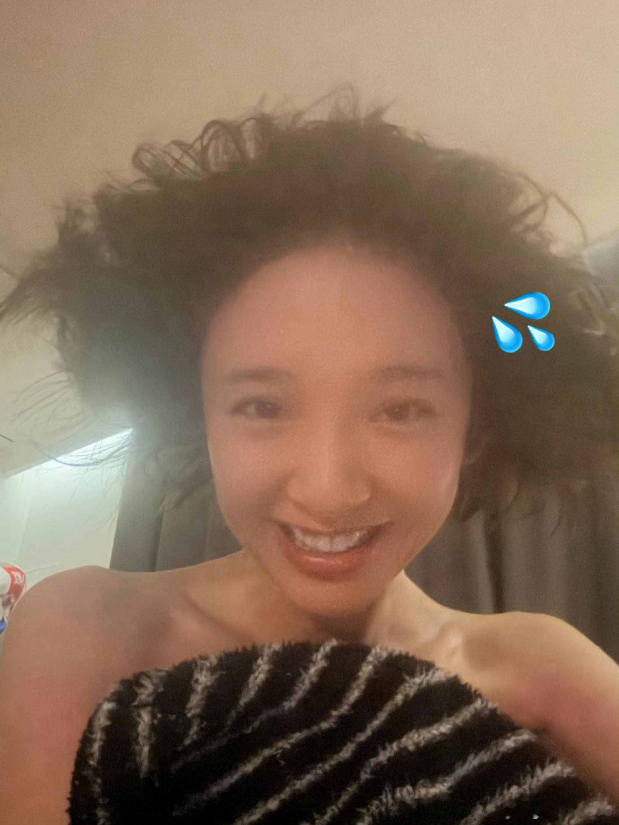 唐艺昕9年了妆还没卸干净女明星也是可可爱爱了😻