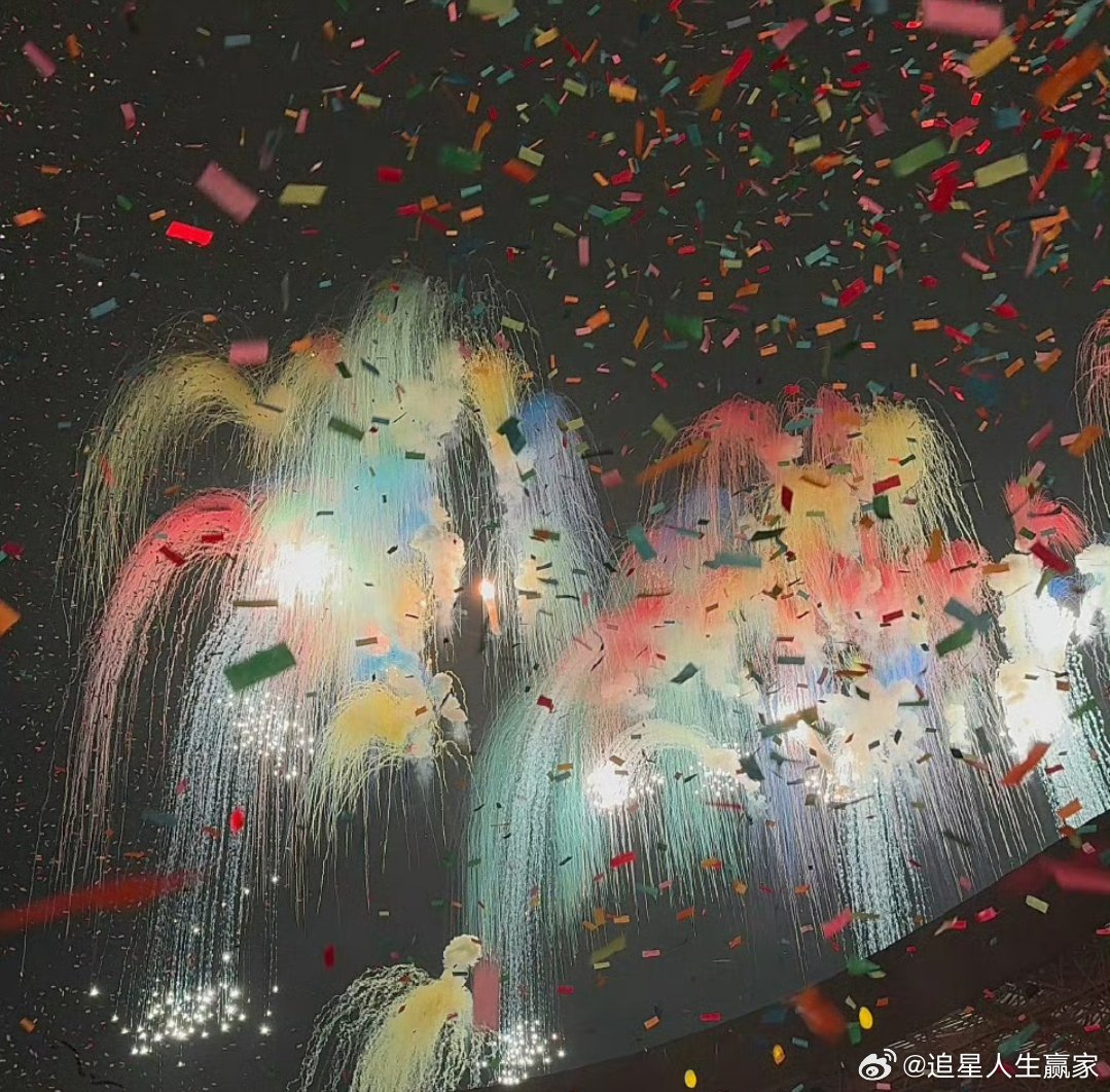 王源生日的烟花秀也太美了吧，好用心的设计，好双向奔赴的爱​​​