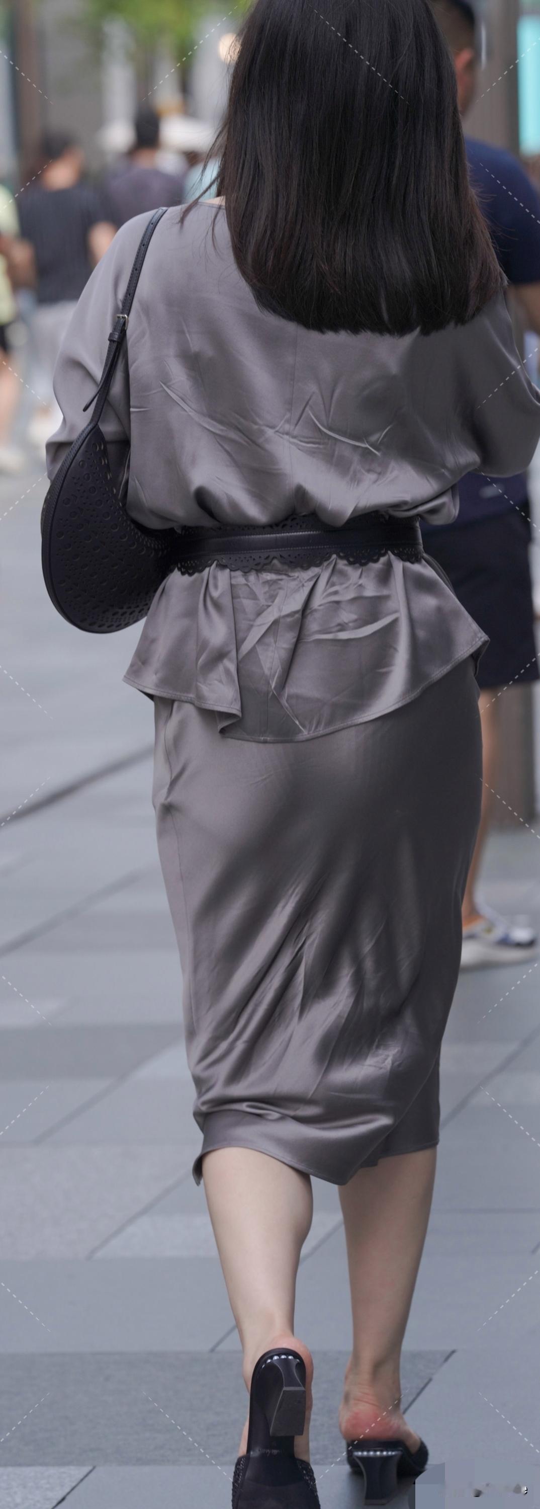 深灰色，是色彩世界中的智性之选。它比黑色多一分呼吸感，比浅灰多一分沉稳，自带一种