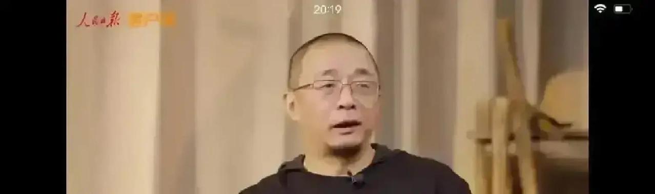 别再跟我说“流量演员吃不了苦”。肖战在《莫得闲》片场，把兰晓龙老师的剧本翻