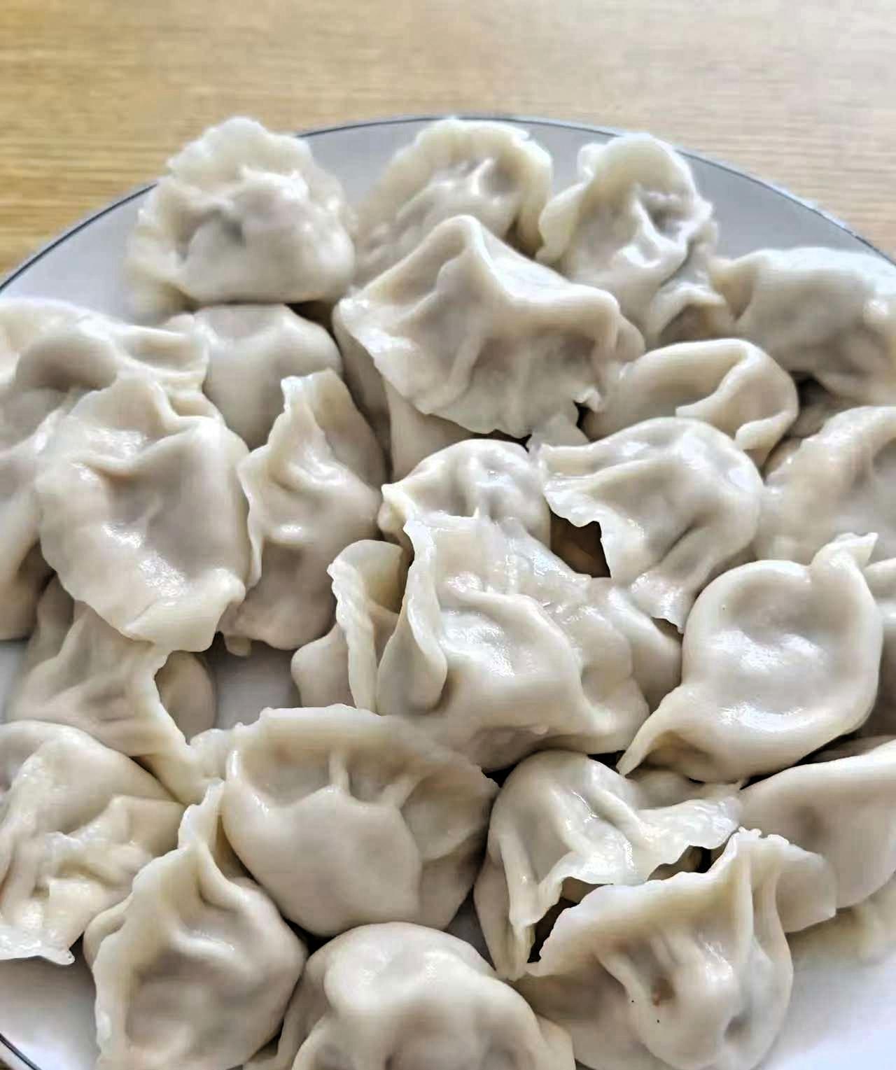 一个姑娘在饺子店吃完饺子，忘了付钱，回到家才想起来，她马上开车返回店里，没想