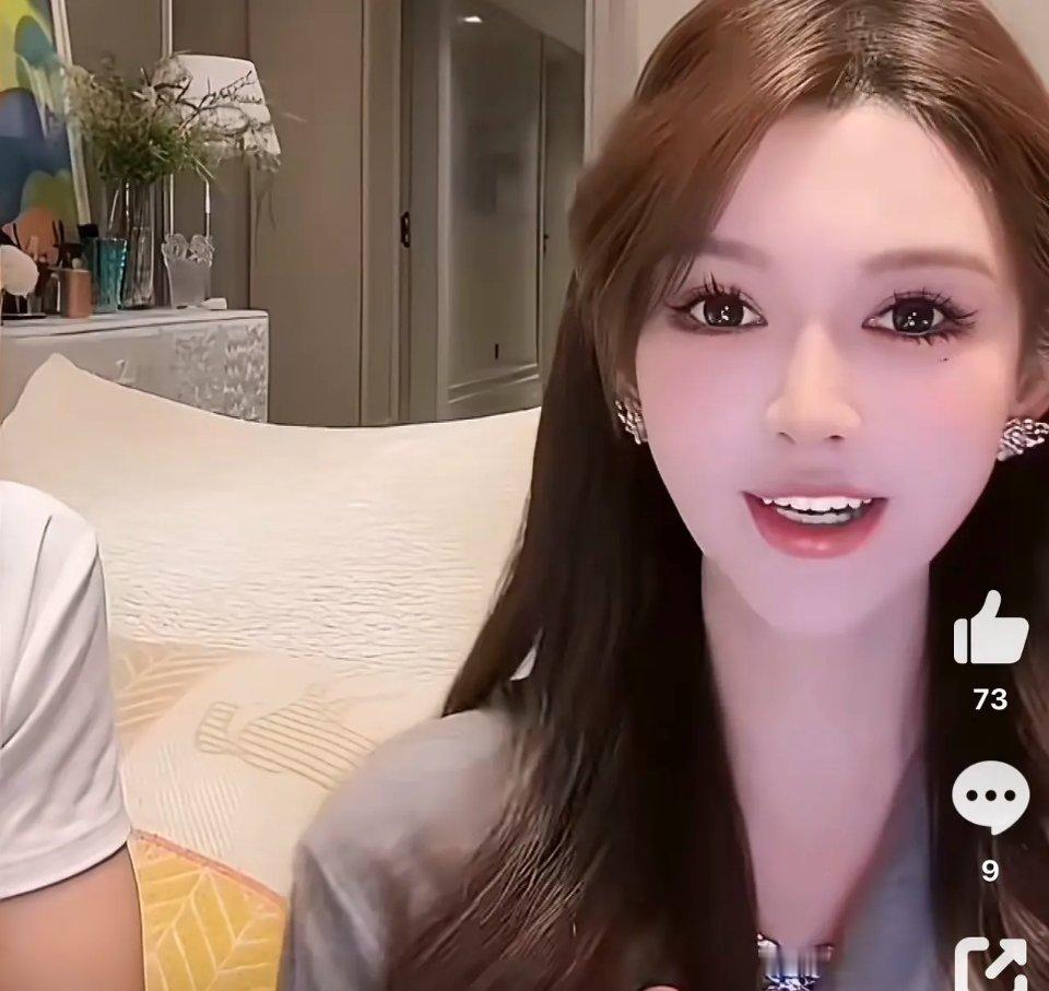 黄晓明前女友叶柯说：“我谈恋爱时和平时说话时是两种声音，谈恋爱说话时声音会比较夹，平时生活和直播时我