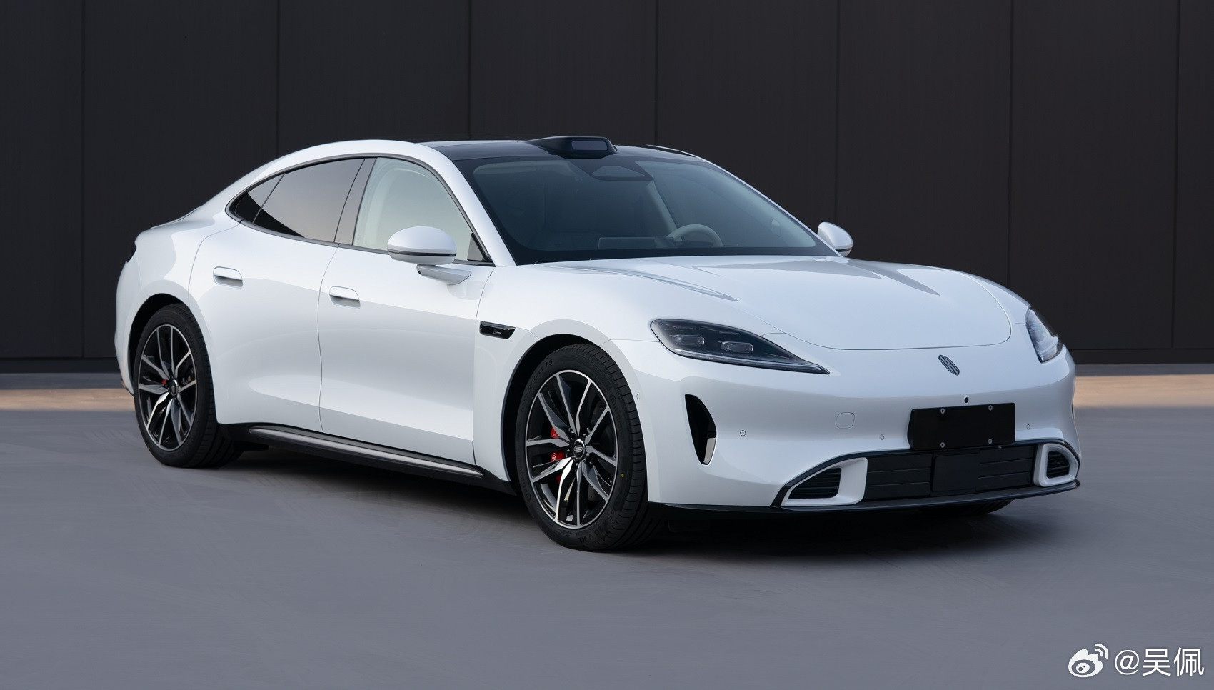 尚界Z7/Z7T造型的原因光看图片不觉得大，但实际尺寸很大，车长5036/505