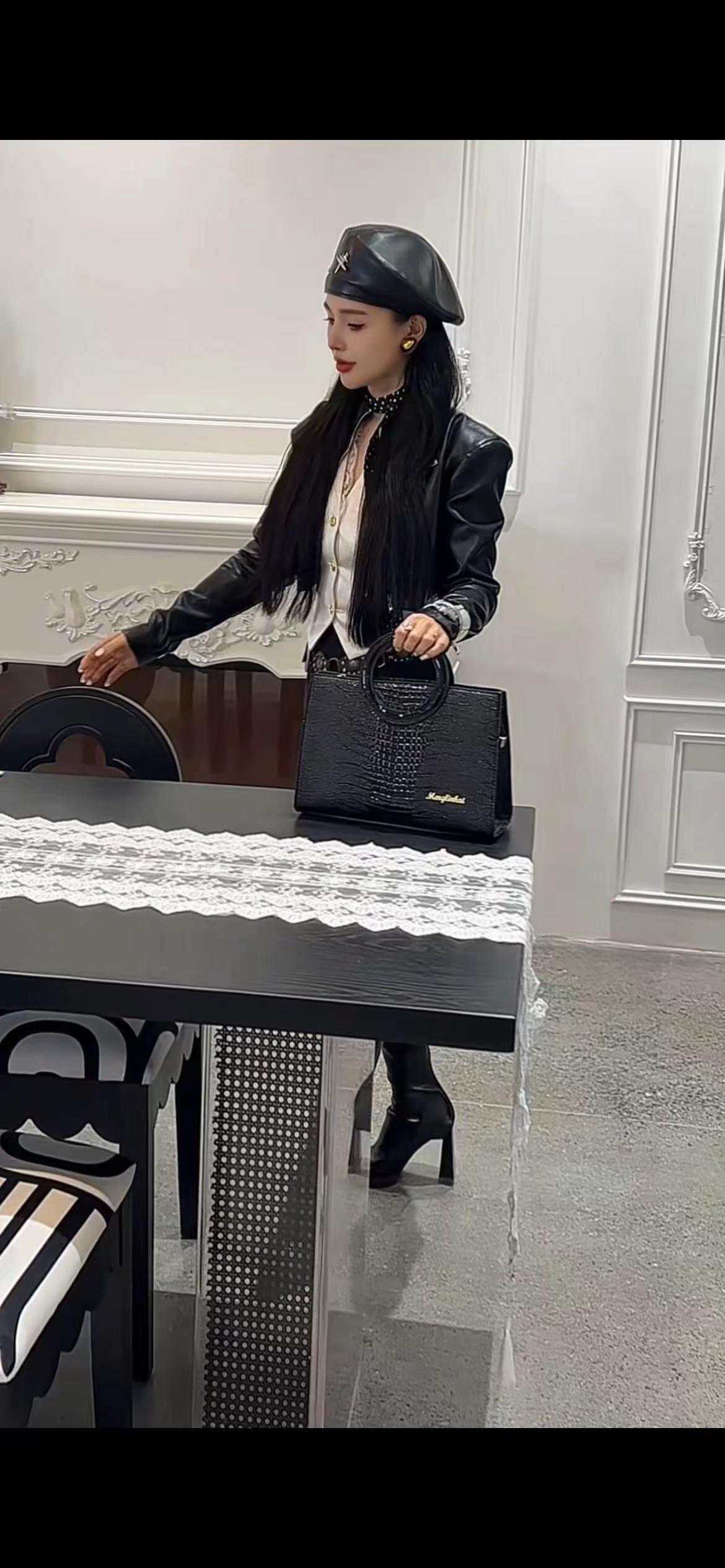 酷酷的小姐姐气场全开高级穿搭vlog时尚<!--{img...