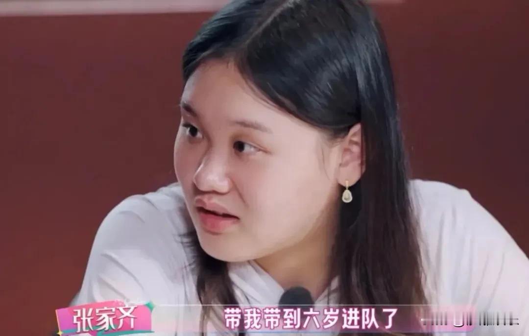 张家齐一句“跟妈妈不亲”引发全网热议：奥运冠军的心结，是多少中国孩子的痛？“