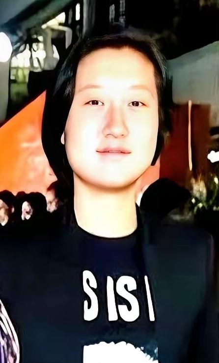 吴卓林直播四小时赚2500,可就是不靠爸爸成龙的名气。镜头前她抱着旧吉他,素颜唱