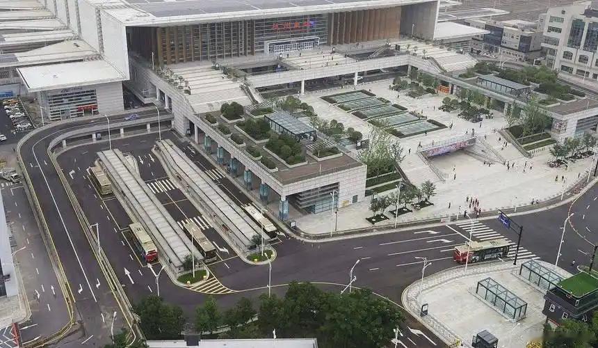 为什么中国很多火车站站前都建有一个大广场？因为自从2008年广州火车站的惨烈事故