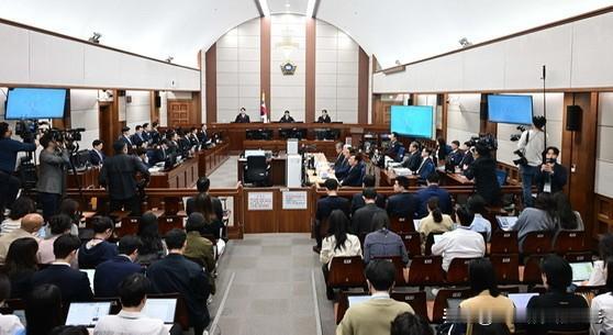 2月26日消息，韩国前总统尹锡悦涉嫌违反《公职选举法》、大选期间发布虚假事实一案