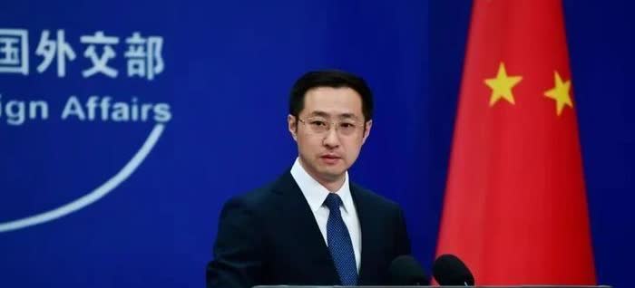 新京报消息，9月11日菲律宾各地爆发了大规模的游行抗议活动，中国驻菲律宾大使馆提