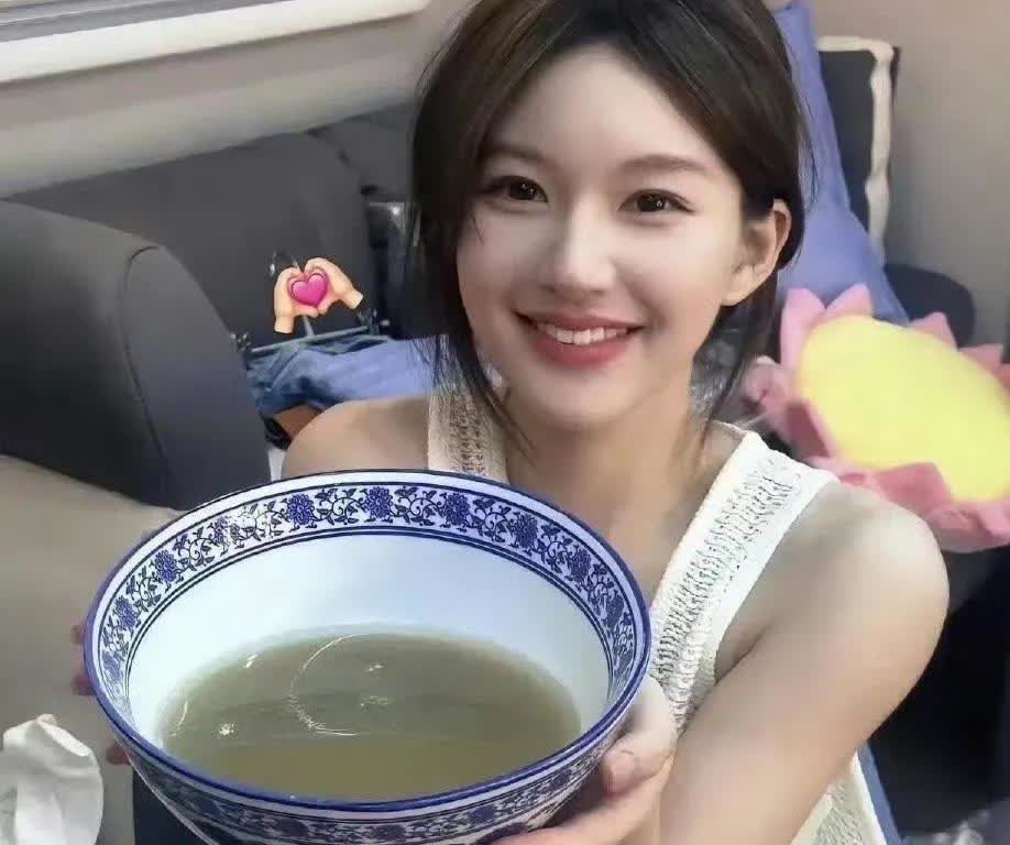 赵露思：是的，只有我的世界停滞。沉寂很久的赵露思，突然在社交平台发文，感
