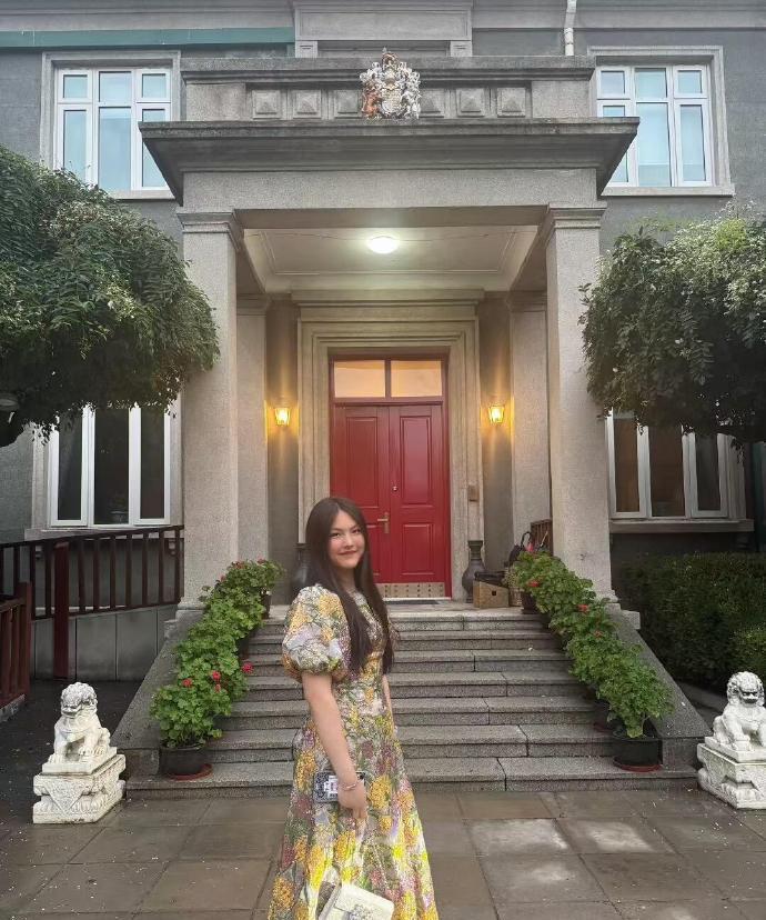 王诗龄又来带我们见世面啦湘里湘气，被妈妈影响太深了，老是穿跟年龄不太适