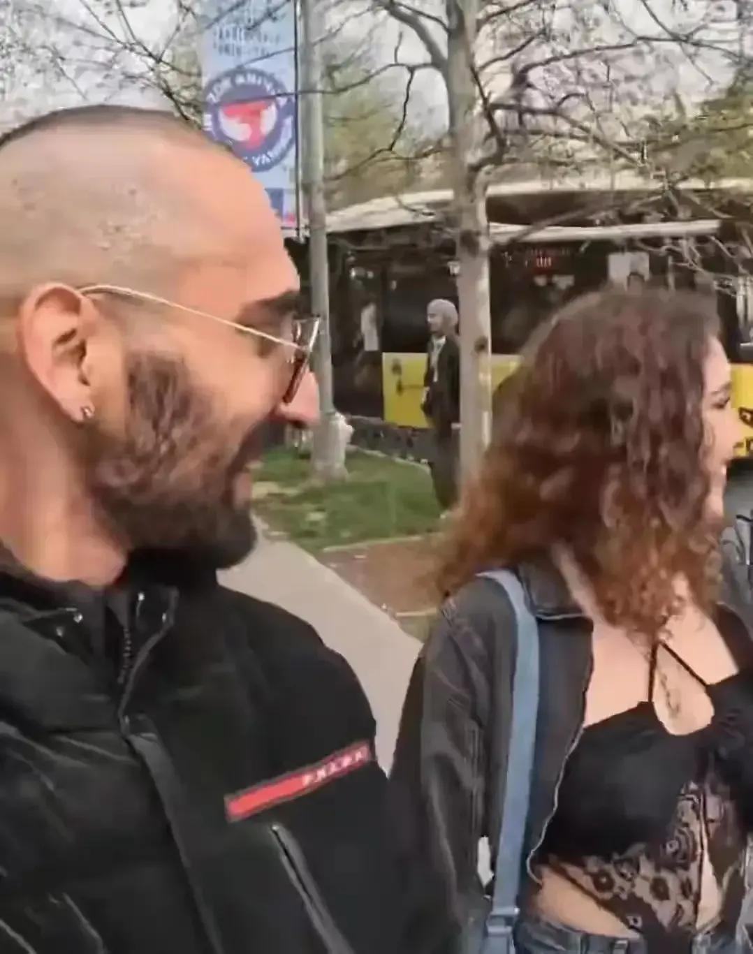 三哥在直播中扬言要灌醉身边的土耳其女导游并性侵对方，因他仗着女子听不懂印地语，便