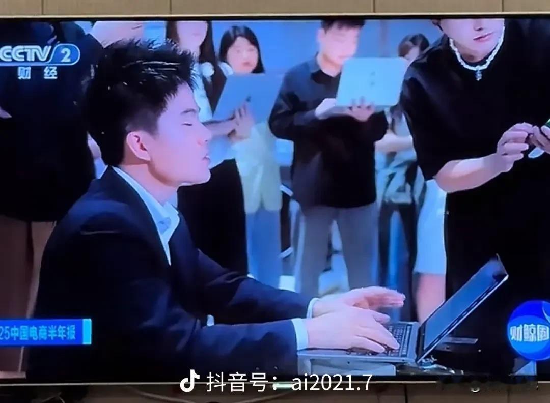 董宇辉在社交平台，发布54秒在机场等飞机，电视屏幕上播着他自己的新闻，他配的文案