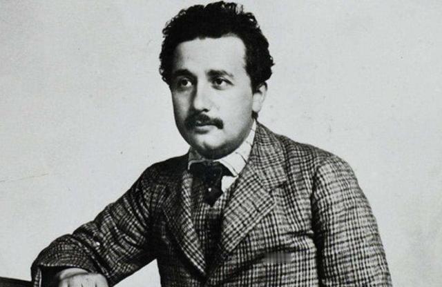 1955年爱因斯坦去世时，在他的论文中发现了一本棕色小笔记本，其中包含他在190