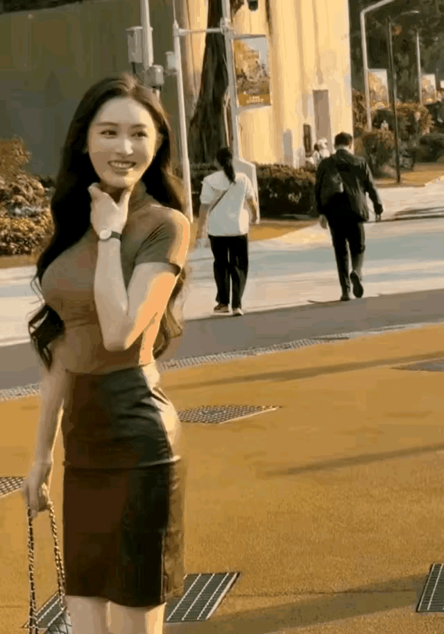 美女身材棒棒的，人见人爱，花见花开。