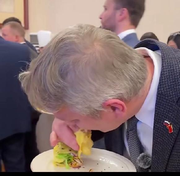 西方国家不爱吃辣，不会用筷子，难夹的不好弄，淮扬菜就是周总理钦定的国宴菜。湘菜