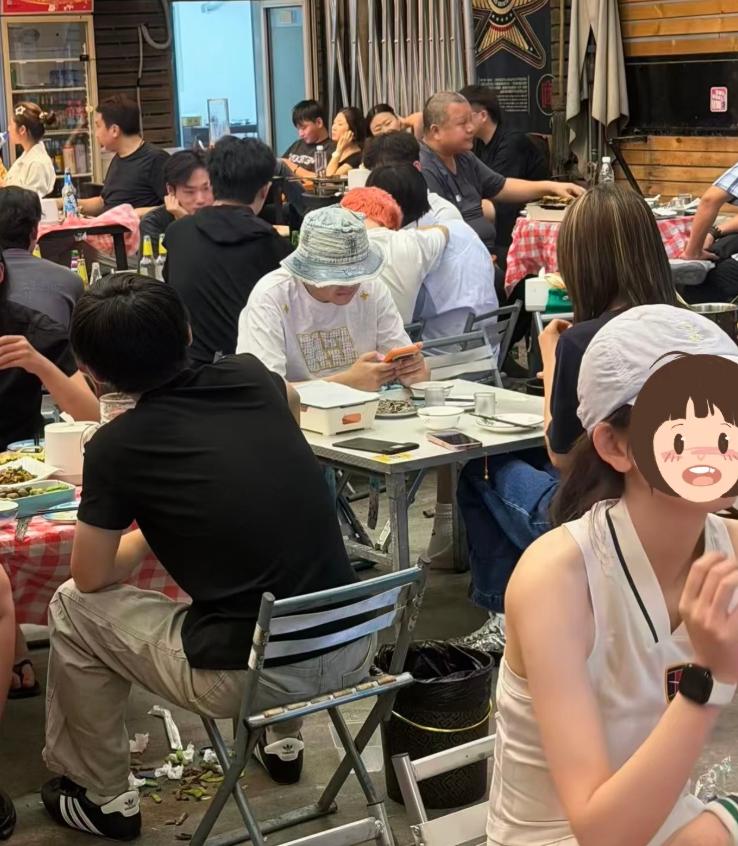 包贝尔心真大。瓜还热乎呢，他坐路边摊撸串去了。有网友拍到他窝大排档角落，渔夫帽