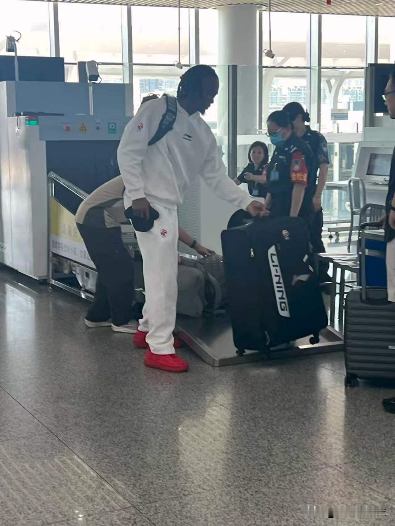 广东宏远男篮小外援就位？据球迷朋友在社媒上发布的照片显示，广东宏远男篮绯闻救火