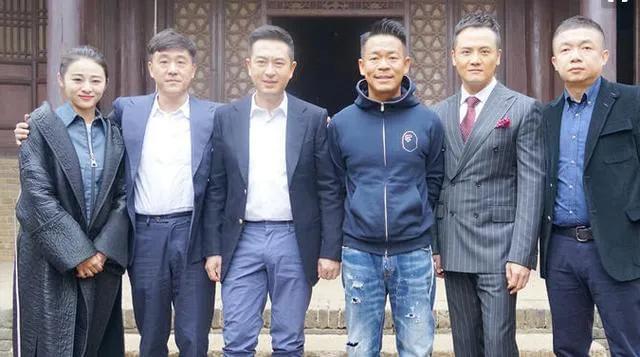 这张6人合照，我只认出了西装革履、英挺焕发的姬他，疏眉朗目、气色盈和的张嘉益，头