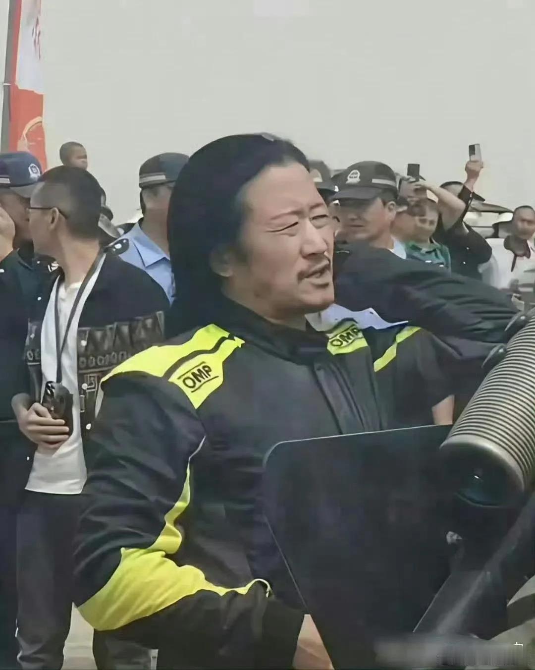 没化妆的吴京太有辨识度了，长相自带典型的满族面部特征。难怪大家都说一眼就能看出