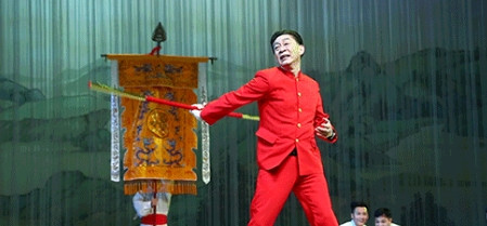 2017年，杨洁导演葬礼上，六小龄童意外现身，可葬礼上他做起了广告：“电影版《西