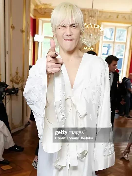 向佐越来越有高级感了，这秀场衣服比女明星准备还要充分，不同类型，果然个子高，骨架