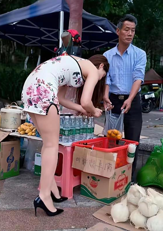 大叔都不敢正眼看，。。。。。
