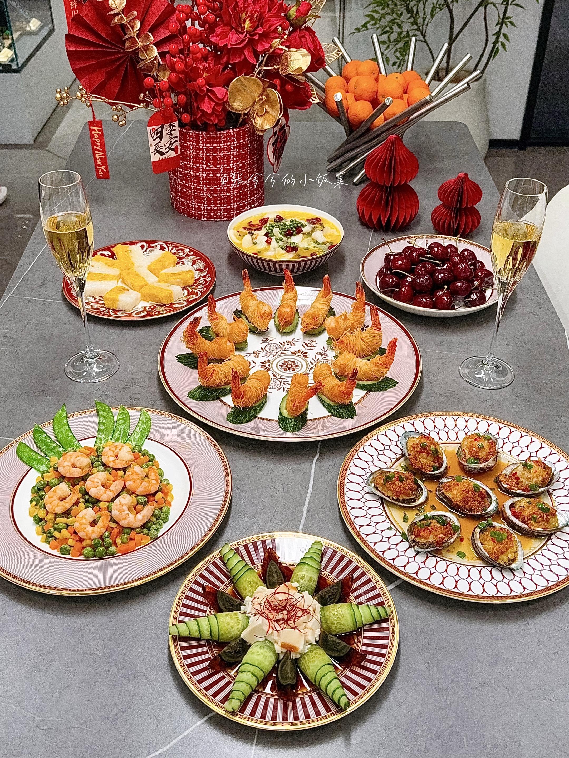 家的年味，藏在餐桌的仪式感里 🏮。对我而言，真正的年味，不在于喧嚣...