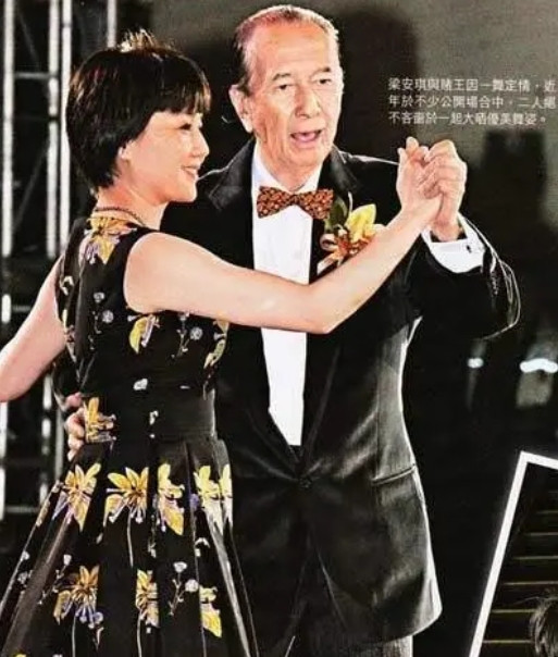 1989年，67岁的何鸿燊跟29岁的梁安琪求婚。谁知，梁安琪霸气地说：“让我做你