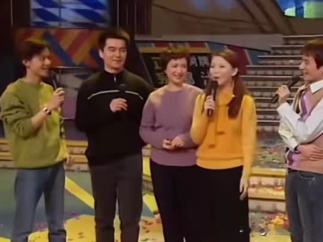 这是2001年何晴许亚军参加快乐大本营的照片，那时儿子许何刚出生才八个月大，何晴