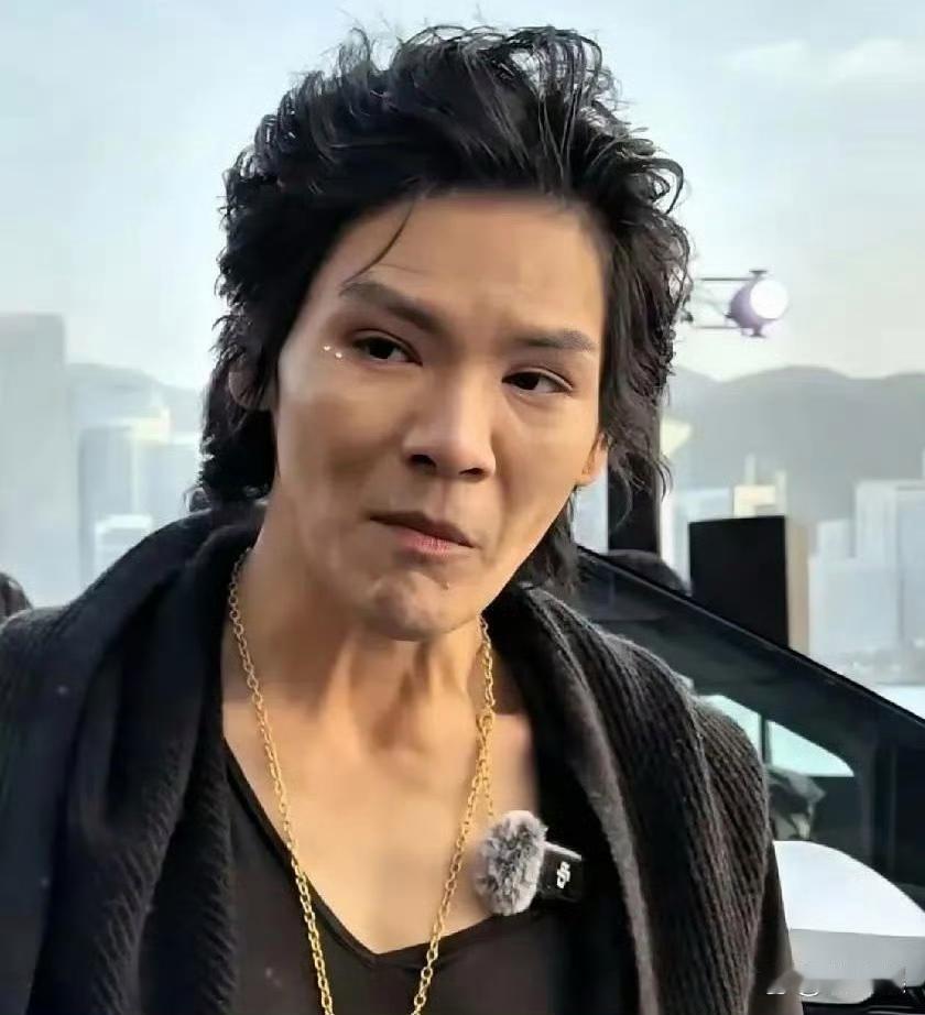 哇塞向佐这是走中年男人的魅力风格了吗？​​​