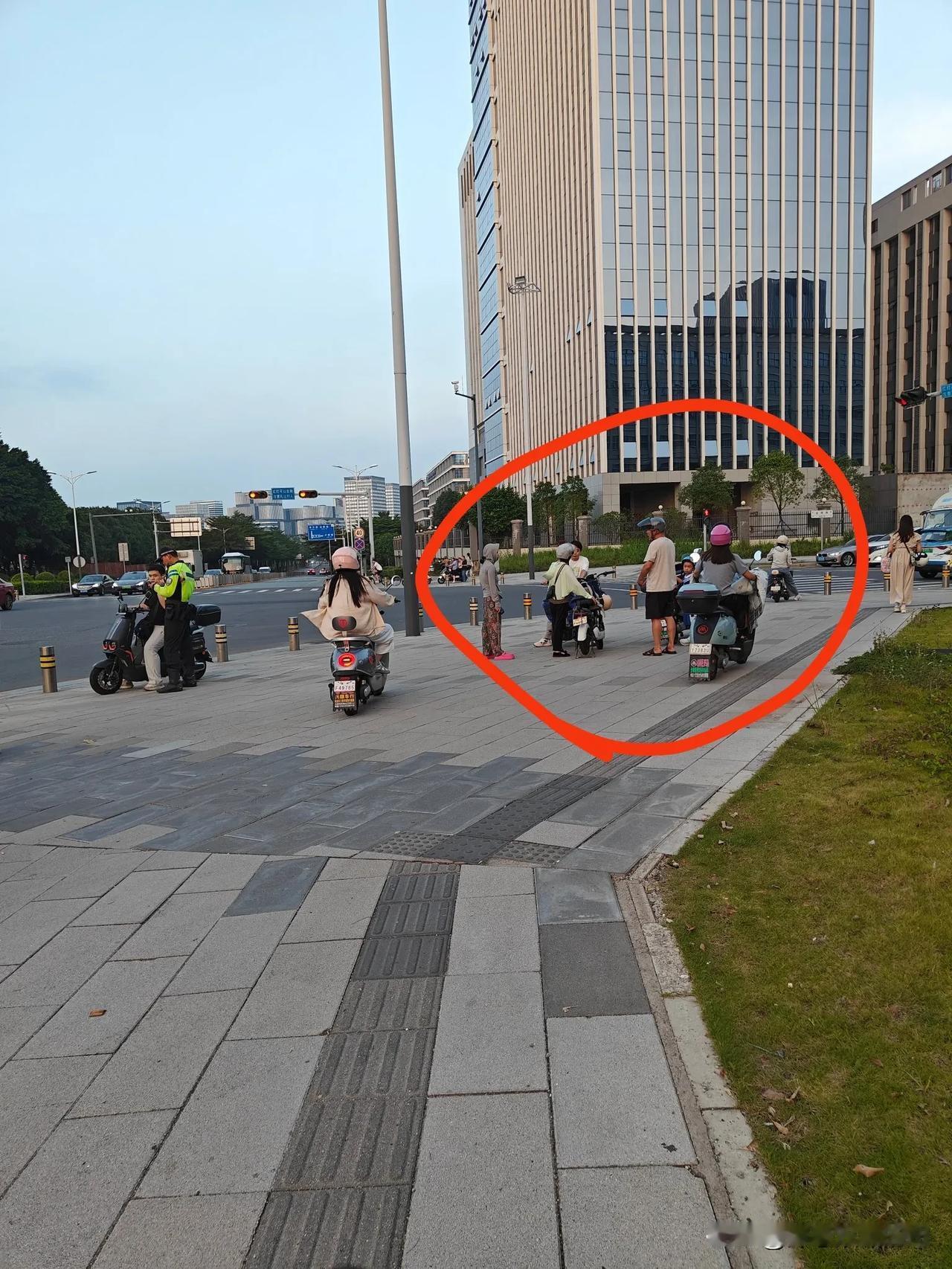 全职宝妈，都是很矛盾的吧。想去上班，不想带娃；又想带娃，不上班。又想能上班，又
