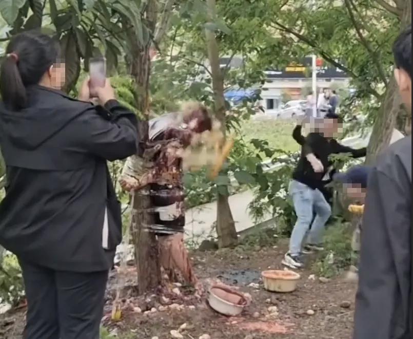 4月22日，有人在四川古蔺县的某个小区门口看到了令人惊悚的一幕，一名男子被扒光了