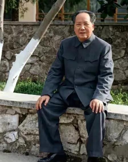 毛主席有个习惯：无论冬夏，睡觉必须开窗，保持空气流通。寒冬夜里，卫士长担心他受凉