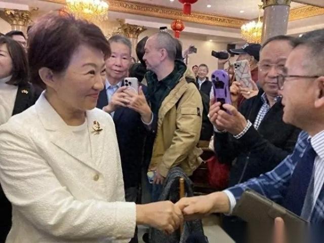 卢秀燕这回在美国待了11天，跑了五个州、九个区。尤其是纽约法拉盛那场侨宴，人挤人