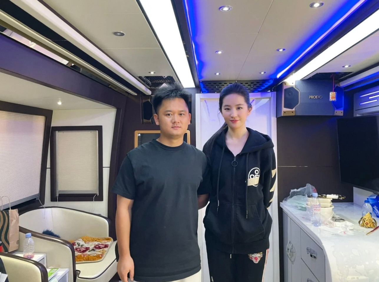 网友在社交平台晒和刘亦菲的合影，本来正准备羡慕小哥哥，结果评论区说“什么小哥哥，