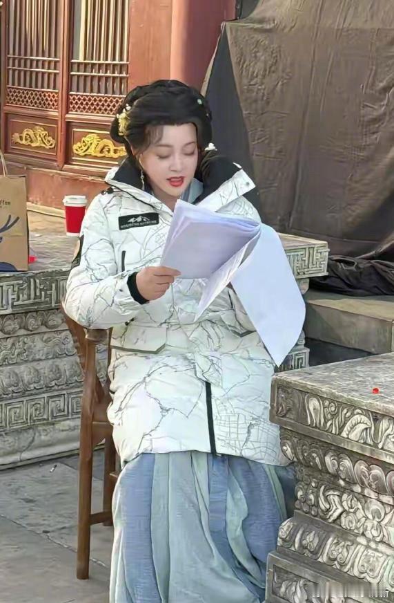 75岁刘晓庆新剧造型，怎么看都是风韵犹存，庆奶真的是活到老演到老，这心态我是真的