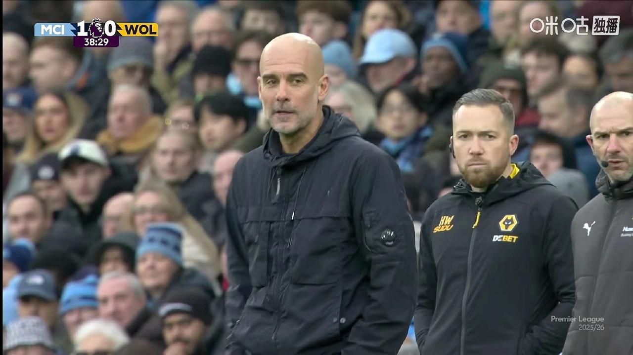 瓜迪奥拉真的被裁判气笑了！英超联赛第23轮曼城主场对阵狼队，上半场马尔穆什接队