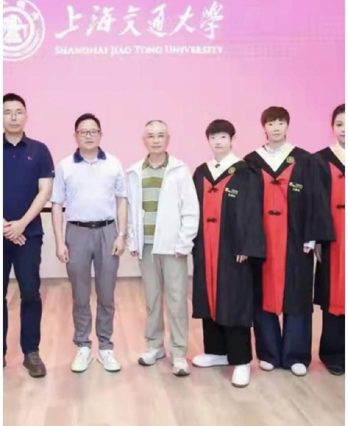 看到网上有人问孙颖莎平时那么忙，赛程那么密集，是怎么从交大毕业的？孙颖莎早