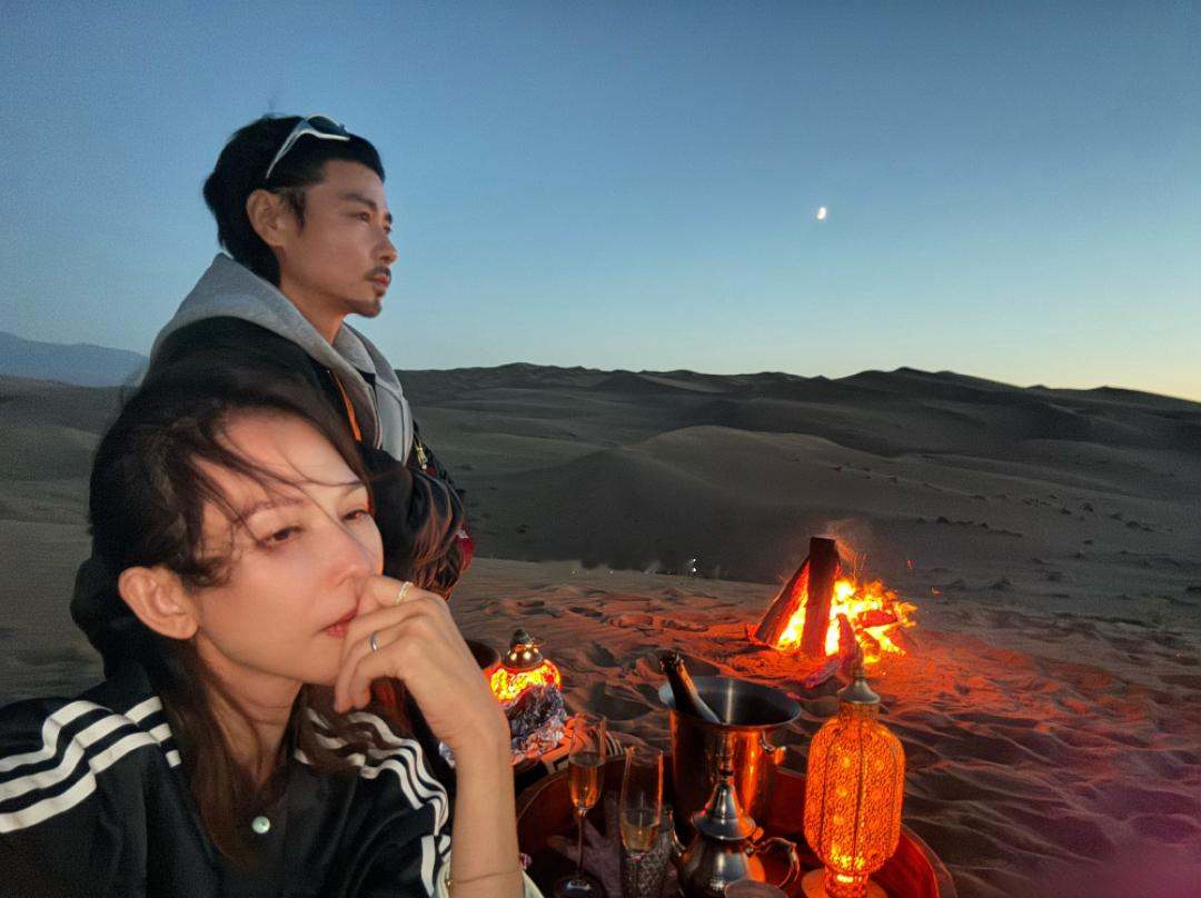 蔡少芬现身甘肃沙漠与丈夫张晋共度53岁生日。她晒出两人一起看日落、看月亮、看星星，手牵手拍照的画面，