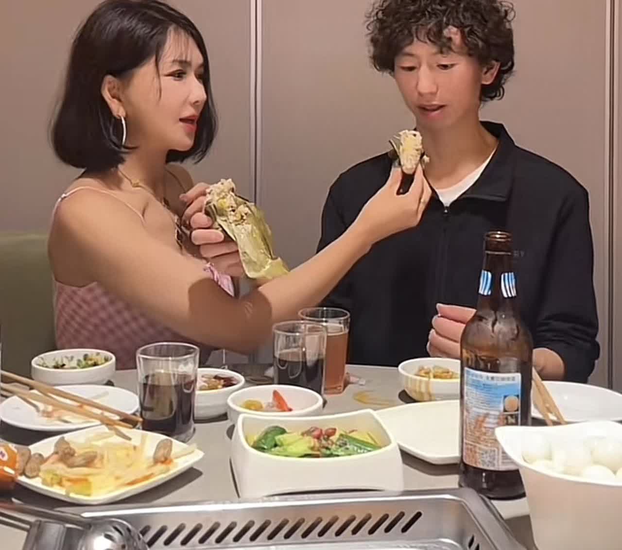 庞麦郎纯洁的像一张白纸龚玥菲，人生阅历丰富，而且积极主动热情，虽然面相有