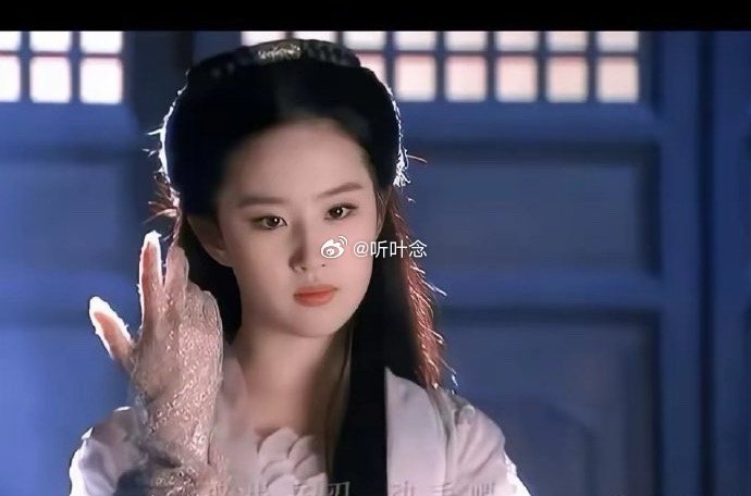 刘亦菲这个手套，据说是她妈妈用透明银丝线纸织出来的，没认真看还以为是平时一次性的