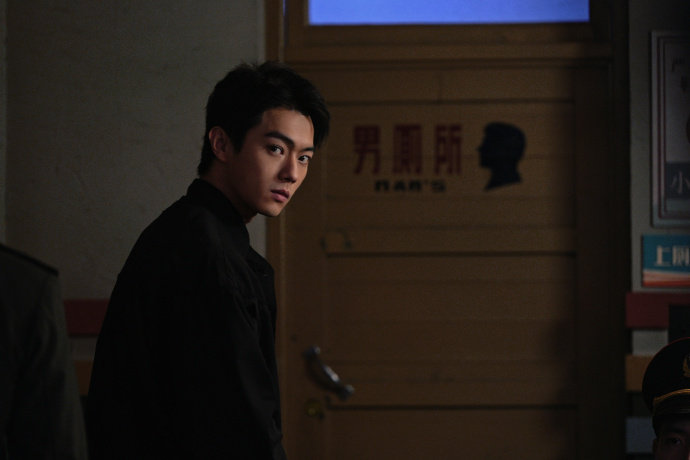 许凯顶着一张正到发邪的脸干着反派大哥的事许凯演技好有突破许凯演技好有突破，许