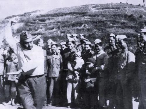 抗战时，许世友力邀山东大侠宫宝田协助训练部队武技，宫宝田挥舞着短刀，让一位战士站